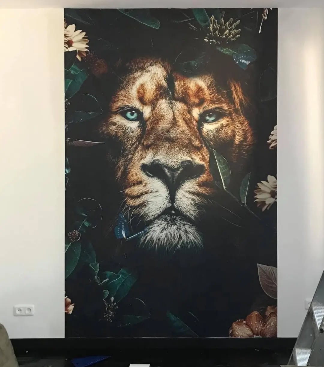Wand met een grote print van een leeuw tussen bloemen